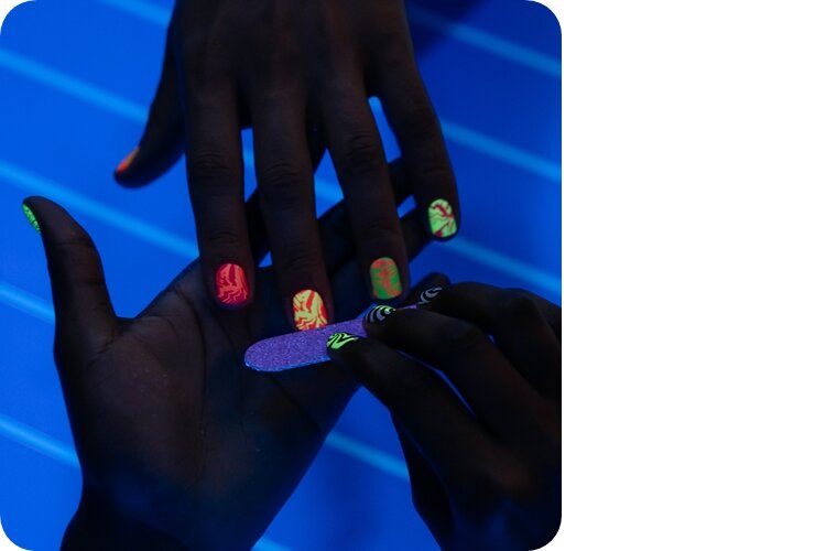 Ногти что светятся в темноте? И это по силам современному лаку!