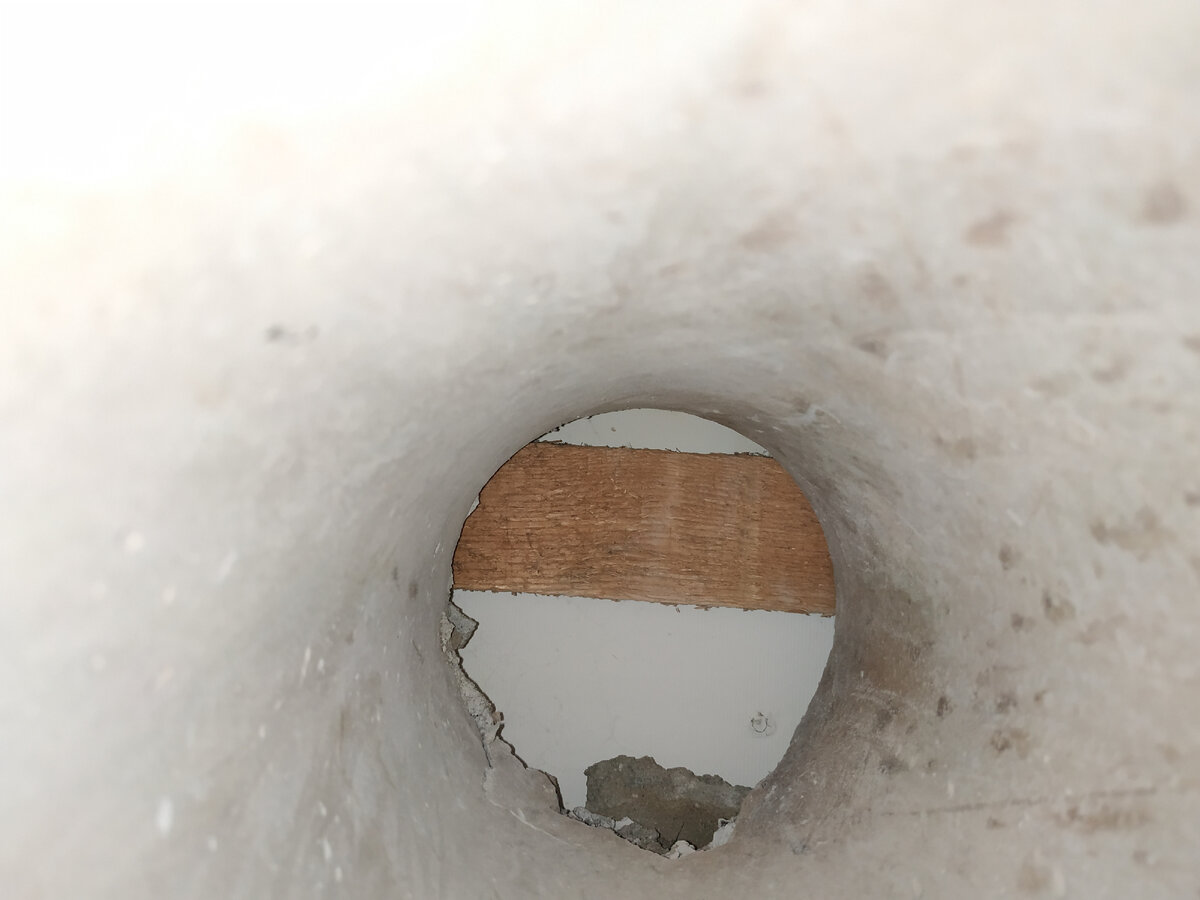 Это вид сверху, видно что соседи заделали пол чем-то