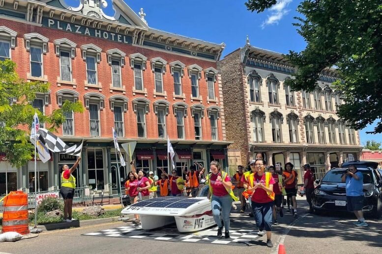 MIT SEVT вместе с Nimbus пересекает финишную черту American Solar Challenge в Лас-Вегасе, штат Нью-Мексико. Предоставлено: American Solar Challenge.