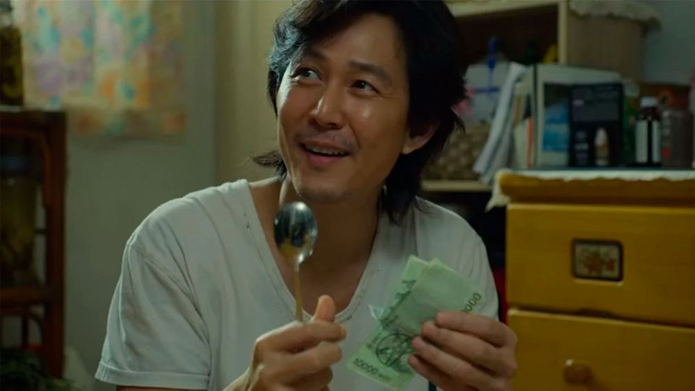 Главный герой "Сон Ки Хуне" довольно бедный кореец который живёт с мамой и увлекается ставками на скачки. Выигрывает он редко, поэтому погряз в долгах. Работу он потерял 10 лет назад, а щас подрабатывает шофёром. У него есть дочь, которая живёт с матерью и отчимом и скоро они уезжают в США. Мама напоминает ему что у его дочери скоро день рождения и даёт ему последние 40 тысяч чтобы он сводил её поужинать жареной курицы, которую она очень любит. Но Ки Хун решает снять с карты его матери ещё 50 тысяч и поставить их. Первую ставку он проигрывает, но на второй выигрывает 4 миллиона вон. Выйдя на улицу его встречают парни которые собираются забрать долг и он собирается бежать. Окозавшись в здании он теряет конверт, а после его догоняют эти мужчины и избивают в туалете. Его заставляют подписать договор о том что если он не отдаст долг он отдаёт свою почку.