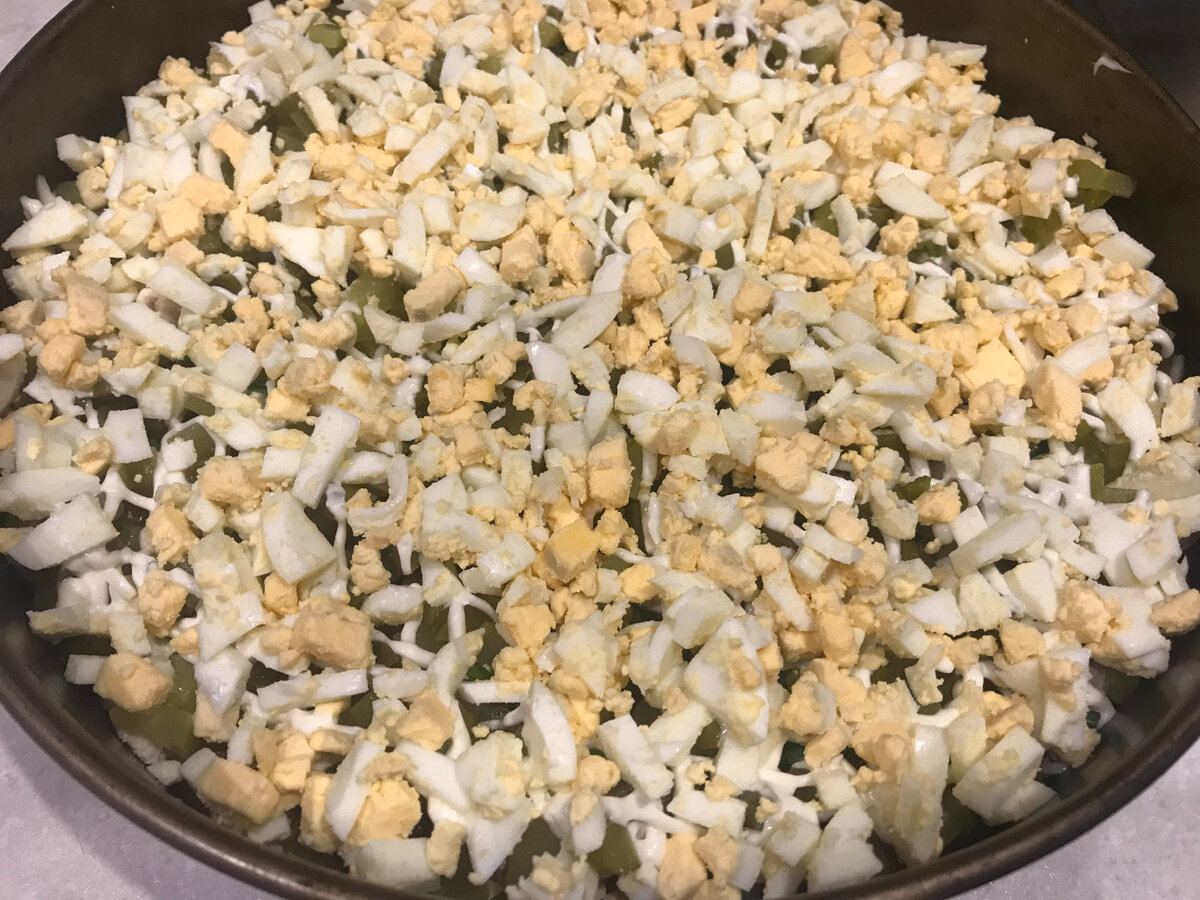 100 г салата как выглядит Вкусный слоеный салат подойдет как для повседневного меню, так и для праздника. 