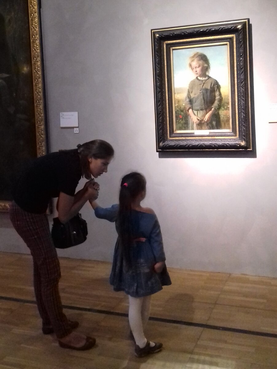 Позы матери и дочери очень выразительны.