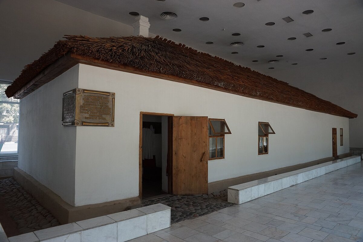 Киргизский дом, где родился и вырос легендарный командарм Михаил Фрунзе