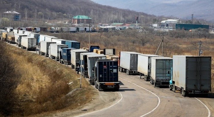 Twitter.com "Пробки" на погранпереходах между Китаем и ДФО усугубляют проблему поставки продовольствия