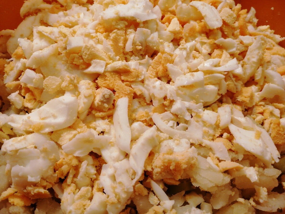 Вкусный оливье - все дело в пропорциях яиц и картошки. Фото Светы Давыдовой