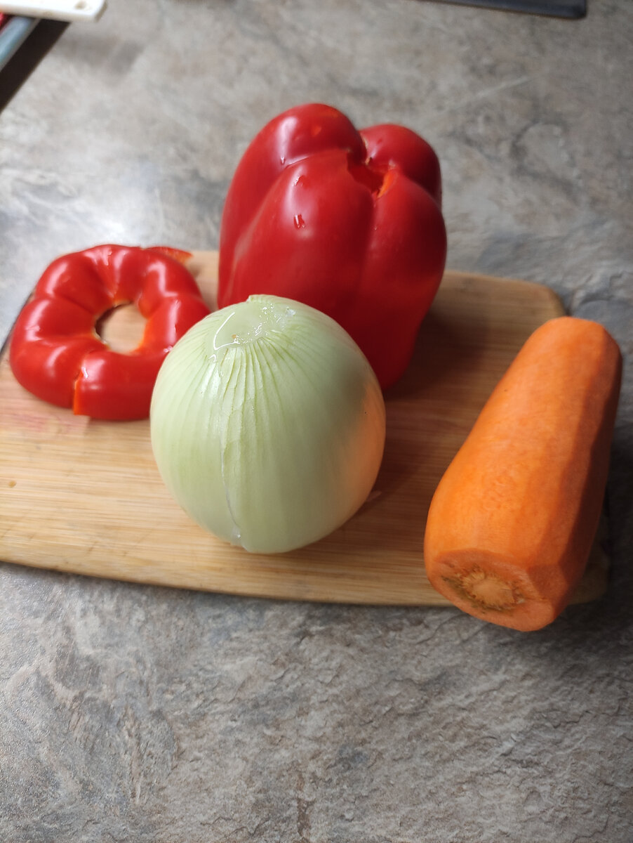 Лук, морковь перец.