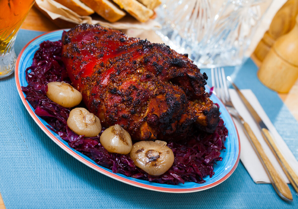 Невероятно вкусной и нежной получается томленая свинина в духовке. На подготовку мяса потребуется несколько минут свободного времени. После чего кусок отправляется в разогретую духовку на 3–3,5 часа.