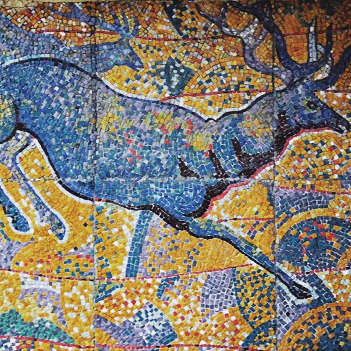 Трасса «Севастополь-Ялта». Фрагмент мозаики на остановке на повороте на Резервное.
Координаты:  44°28'40.8"N 33°41'38.5"E  
