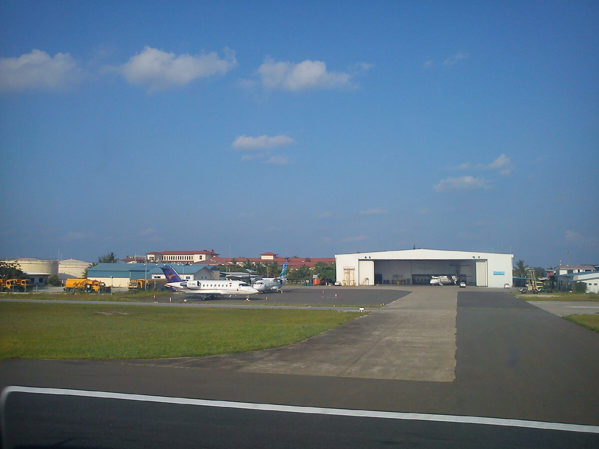 Fig. 02. Maldives, landing at “Hulhule” airport on a Hulhule atoll, business jet hangar.