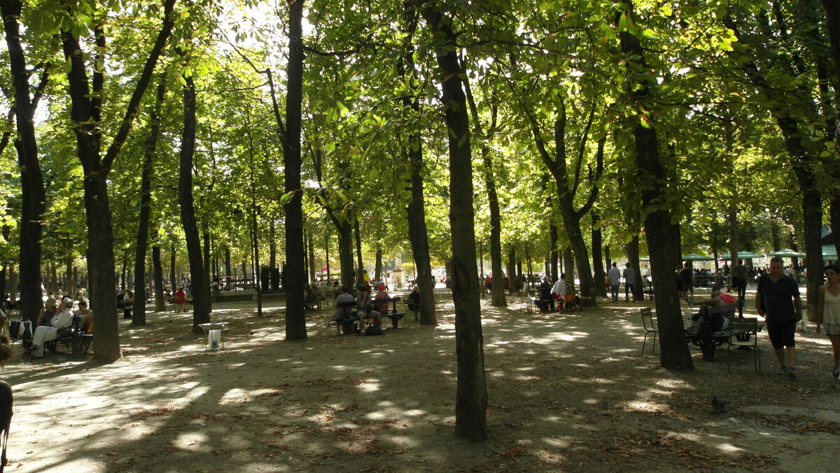 Небольшой парк вокруг Елисейских полей