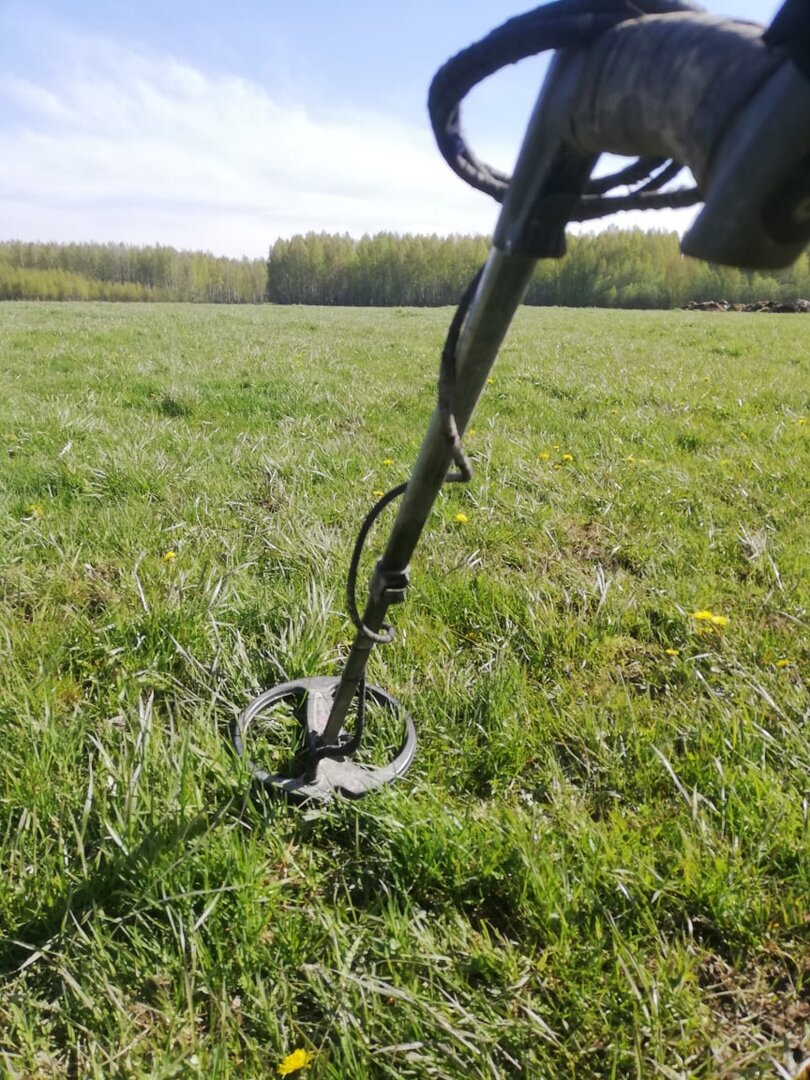 Коп это хобби которое становится все популярнее этот архиологический подвиг пошёл по вкусу многим мужчинам и женщинам. Он затянул нас туда переплетая историю, битв на дорогах, пьяных трактирщиков, да и просто заначки или потеряшки.
Всё это с опытом поддаётся изучению и анализу по старинным картам и увлекает нас в какое то прошлое .
Вот идёшь ты по дороге водиш металлоискателем по земле и раз сигнал!!! А там!! Монета или кольцо а ещё если из золота, вот это тряска рук и ведь как то этот предмет потеряли?!
