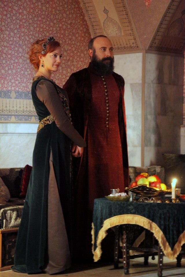 Султан Сулейман и Хюррем Султан. Взято :https://yandex.ru/images/touch/search?text=хюррем%20султан%20и%20сулейман&source=tabbar&p=1&pos=26&rpt=simage&img_url=https%3A%2F%2Fi.pinimg.com%2F736x%2F6d%2F47%2F08%2F6d47088f3617e013cc2cf37a01a630eb.jpg 