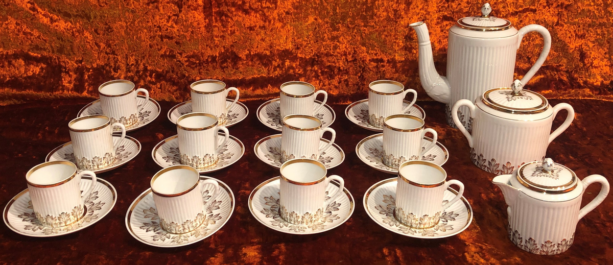 Вот уже несколько лет стоящий в продаже на нескольких интернет-площадках сервиз "Золотой колос" (сейчас меня опять знатоки закидают виртуальными тапками, и скажут, что у сервиза совсем другое название!).  На 12 персон. Кажется, что предметов очень много, и сервиз "полный". Однако это не так. Во-первых, сервиз, скорее всего, составной, т.е. кофейные пары были докуплены, и получилось "много всего". Во-вторых, не хватает тарелочек. Почему тарелки к этому сервизу часто игнорируются покупателями и продавцами, читайте в статье ниже. Фото взято из свободного доступа в интернете. 