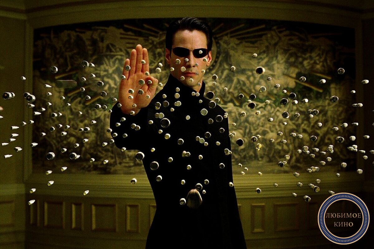 Киану Ривз в фильме «Матрица» (1999). Источник: https://static.locals.md/2021/08/the-matrix-reloaded.jpeg 