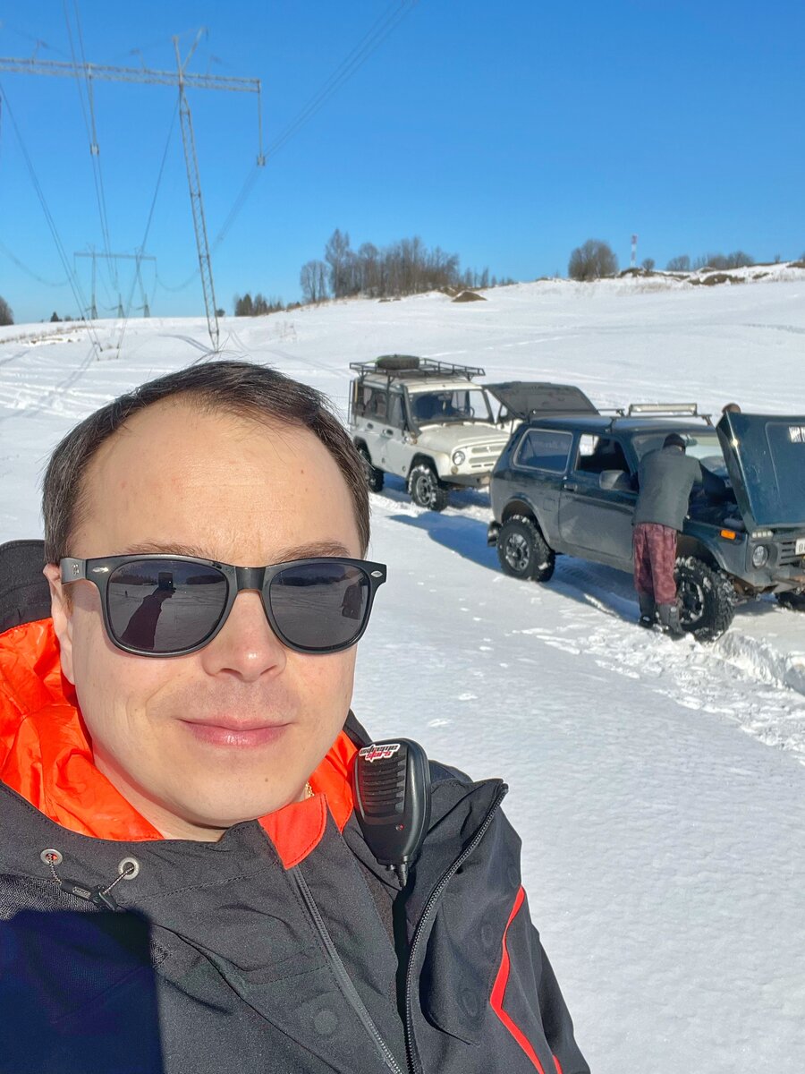 Погодка на улице прям огонь! ☀ Прокатились в эти выходные в надежде что снег растаял, но нет.
В первой половине дня ледяной наст был сухим и прочным, что даже тяжёлые машины ехали без проблем. Участок 4 км который в середине зимы мы проходили за 14 часов - проехали за 10 минут.
В полдень когда солнце было в зените наст начал таять и стал настолько хрупким, что даже лёгкие Suzuki Jimny стали проваливаться и застревать. Пришлось ехать с ювелирной точностью след в след, а в местах провалов/подкопов лавировать на грани срыва.
ХТ резина более менее ехала только от 0,2 атм и ниже.
Как всегда хорошо едет МТ резина и шоссейная шиповка, она хорошо плющится создавая большое пятно контакта со снегом и протектор не такой злой как на ХТ - не зарывается моментально и позволяет накатать снежную колею.

Постепенно становиться мокрым и тяжёлым. К 17 часам мы прошли все запланированные маршруты ~ 15км и остановились недалеко от "Бетонки" Встали перед выбором проедем по накатанному снегоходами насту и через 5 минут мы на асфальте, либо уйти через некатанное поле в сторону деревни ~500 м.
Решили что так рано возвращаться домой Джиперам не с руки и поехали через поле 😁
Первый на разведку поехал Ford на 35 МТ колёсах, мы стояли и смотрели насколько далеко он сможет пробиться. В итоге он проехал практически всё поле и застрял. Нам ничего не остаётся делать как пробиваться к нему, что бы вытащить Ford.
Первые на помощь пошли лёгкие джимники, но не тут то было! Оба Suzuki Jimny на 29 и 32 колёсах, которые весь день катались где им вздумается сели через 30 метров. Мы немного напряглись.
Пока Джимники ковыряются и вытаскивают друг друга, решили пробиваться тяжёлыми машинами. За дело взялся Jeep Grand Cherokee 4.7L на 35 Сафарях. Грозно урча он направился по следам Форда. Проехав 10-15 метров он проваливается и плотно садится на мосты. Вытаскиваем 2 Уазовскими лебедками и пробуем снова и снова.
Началась "лебёдка трофи" эти 500 метров мы ехали почти 3 часа до самой темноты.
В итоге пока мы пробивались к Ford у, он нашел в поле какие-то кусты, залебедился за них, вытащил себя и выбрался на асфальт самостоятельно. После чего пришел к нам пешком морально помочь парням пытающимся проехать по его следам )
Джимники немного поковырявшись вылезли на колею от Форда и быстро смогли добраться до асфальта.
Чероки шёл очень тяжело, ему нельзя было нажать тапку в пол и пролететь всё поле на реактивной тяге, потому что позади ещё 2 УАЗа которым по его следам точно было бы не пробраться после такого.
Настал звездный момент малыша Джимни.
Прицепили Jeep Cherokee за Suzuki Jimny и мелкий потащил прожорливого монстра за собой через поле. Урааа Чероки на асфальте.
Уазы немного потоптавшись выползли следом.
Кстати с нами сегодня была нива, но к сожалению в самом начале у неё погнулась тяга, мост ушел вперёд и Нивас безжалостно погрыз одно колесо. Пытались выпрямить тягу, в полевых условиях это сделать не удалось
Вот так завершился наш прекрасный субботний день на природе.

Видео будет на Ютуб канале Extreme Stars https://www.youtube.com/c/ExtremeStars