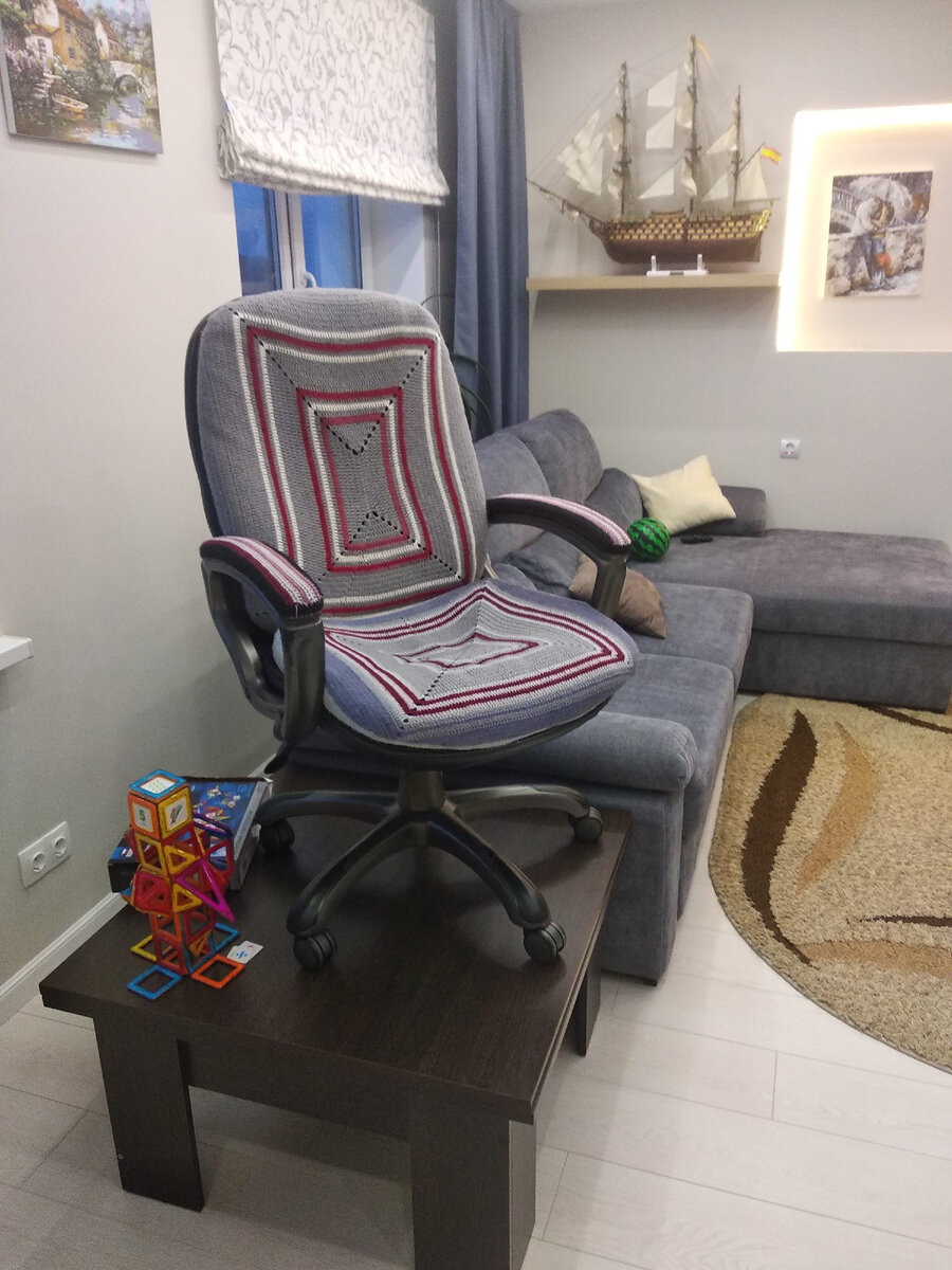 Поднять кресло в гостиной