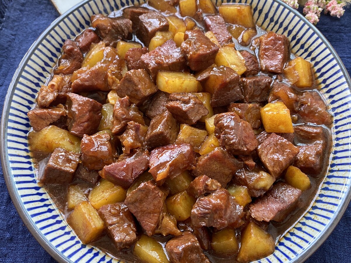 2) 土豆烧牛肉 - tudou shao niu rou. Выглядит сложно, но это только кажется) в простонародье - говядина с картошкой ! Очень классное блюдо, но как и все утопают в обилии масла. В принципе как и большинство блюд в Китае. Помимо мяса и картофеля еще кладут овощи, баклажан,морковь,лук,перец. Но это зависит от повара. Классное блюдо, тоже мог кушать каждый день.