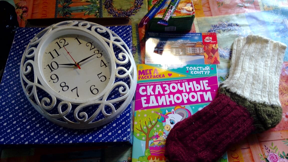 Светлана получила свой Приз: суконные носочки от бабушки Дуси и часы с открыткой и автографом Руни