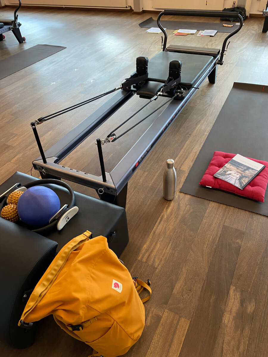 Самым сложным в занятиях пилатесом зачастую оказывается «расстелить коврик»