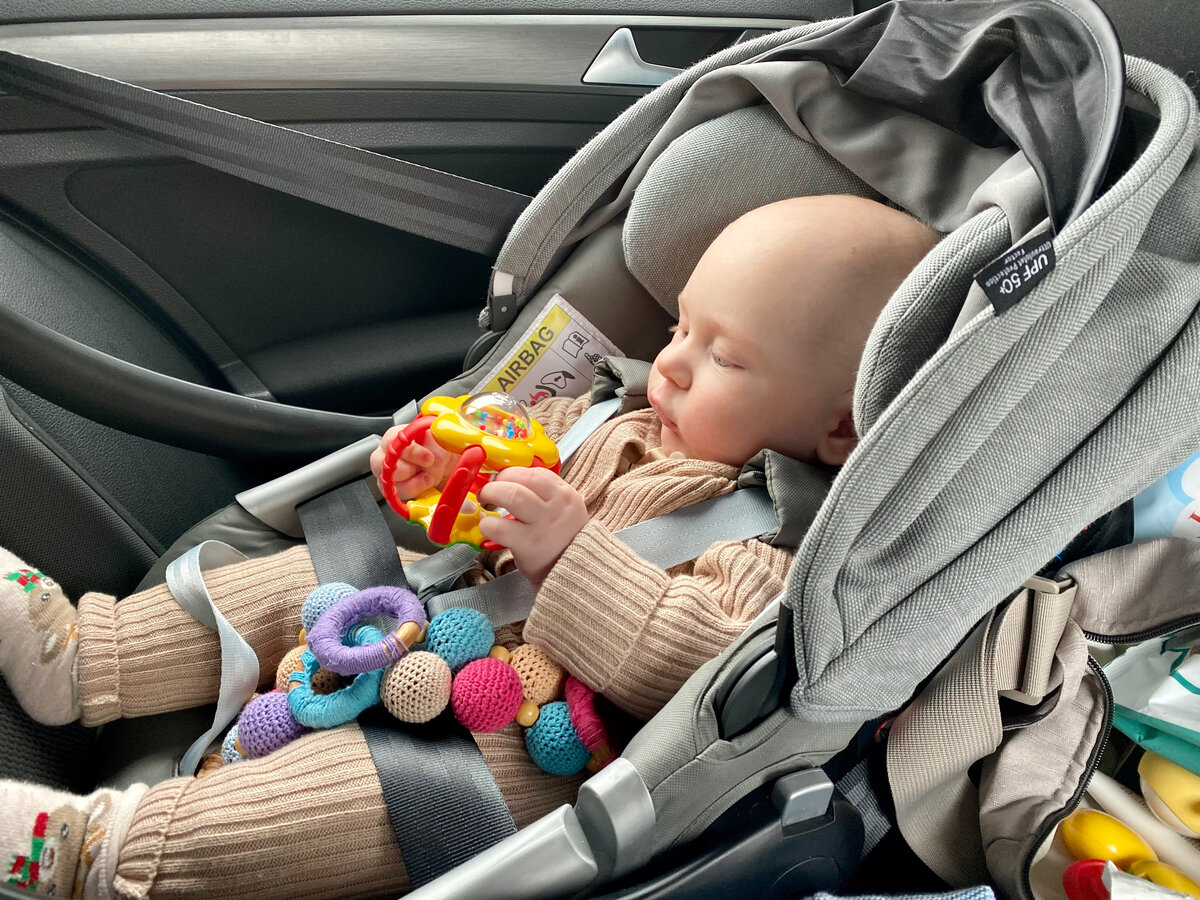 Развлекались игрушками. Доставала по одной и выдавала ему. 