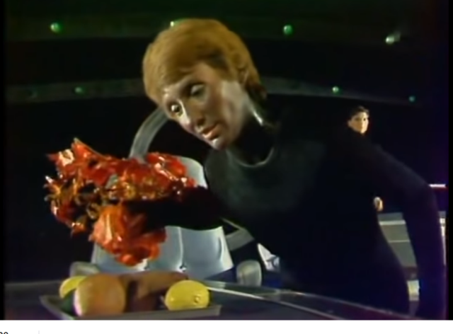   Татьяна Курьянова в роли "Малыша".  Кадр из фильма-спектакля "Малыш", 1987 год. 