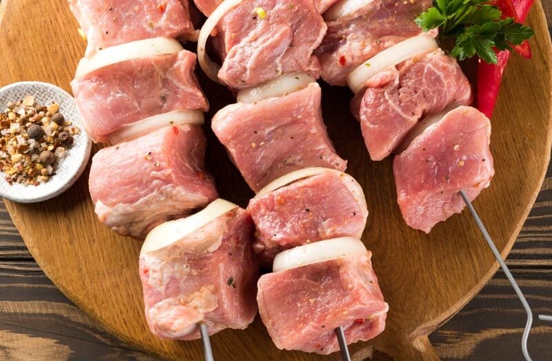 Свинина ― идеальное мясо для шашлыка: быстро готовится, благодаря жиру получается нежной и сочной, а вкус обычно нравится всем