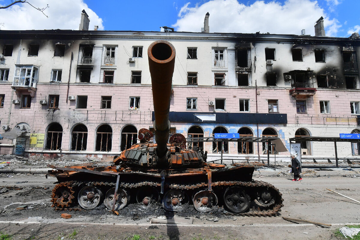 Уничтоженная военная техника на улице в Мариуполе.