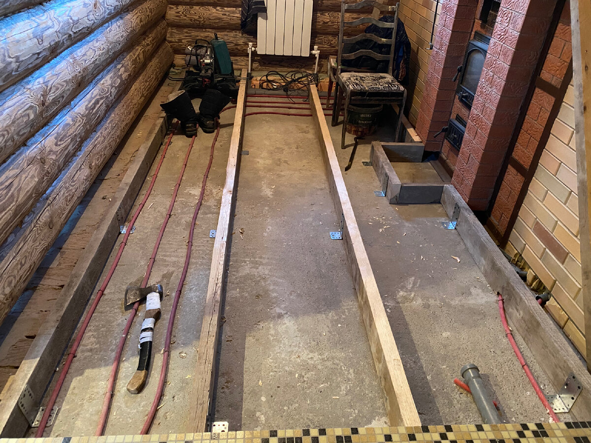 Лаги деревянных полов в предбаннике 