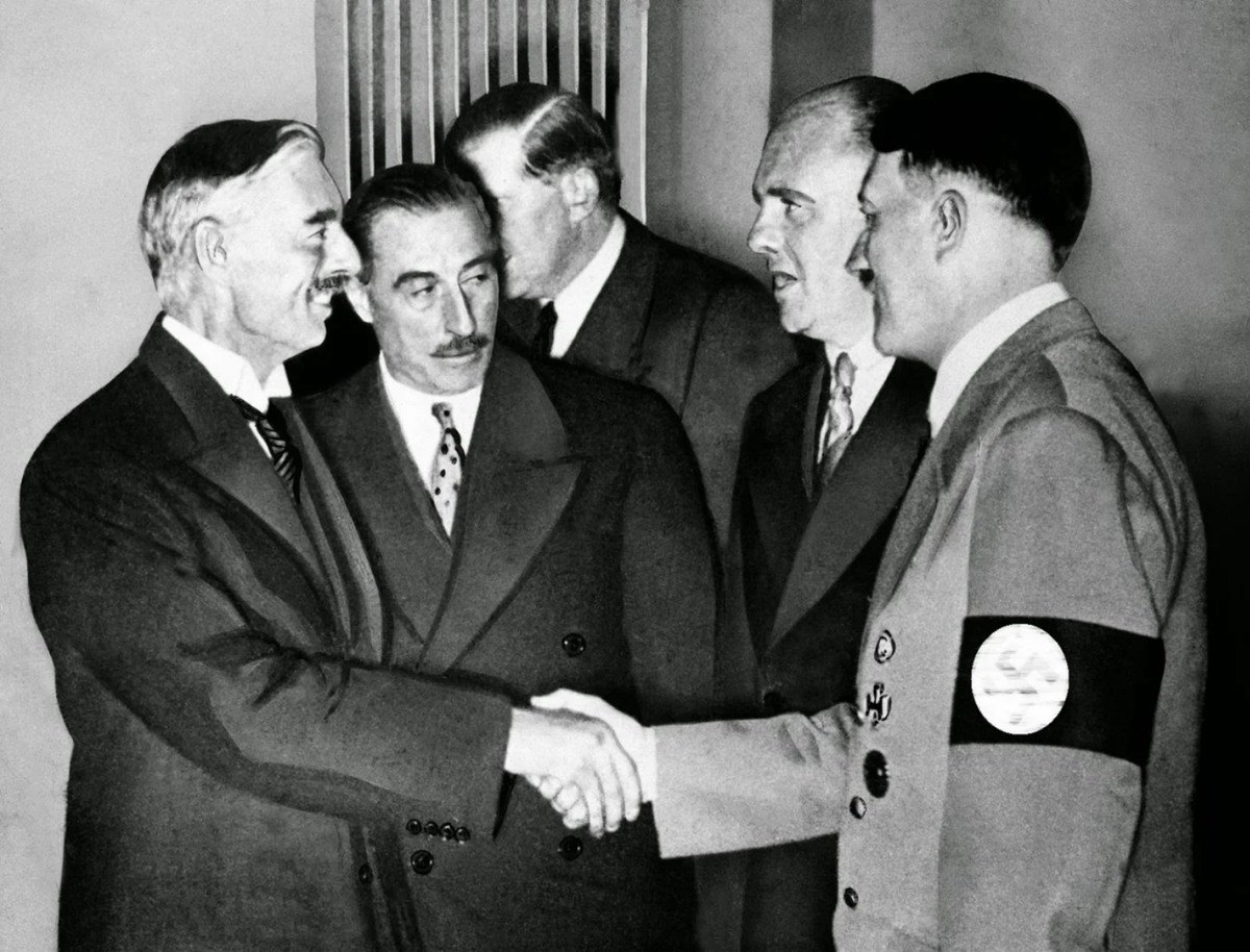 Премьер-министр Великобритании Н. Чемберлен и А. Гитлер. Мюнхен 1938г.  