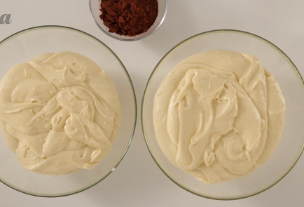 2)Тесто разделить на две равные части. В одну часть добавить 2 столовые ложки муки, в другую 2 столовые ложки какао. Перемешать, чтобы не было комочков. Тесто должно быть консистенции негустой сметаны.