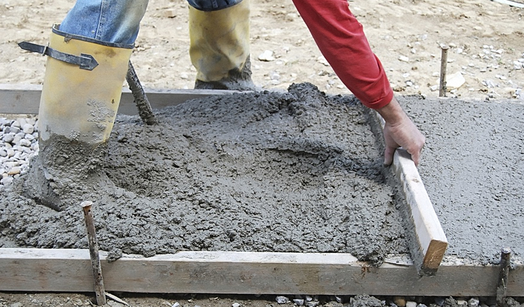 Как залить бетонную дорожку на даче своими руками