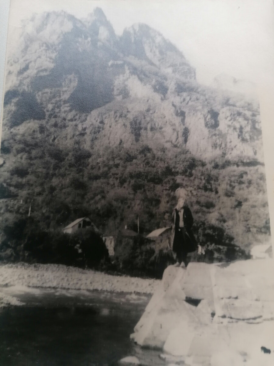 Боже, как давно это было... Моя младшая сестренка в нашем городке, затерянном в горах