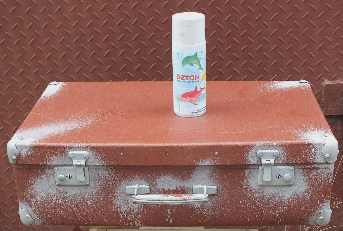 Грунтовать из баллончика, лучше на улице. (Очень, едкий запах).