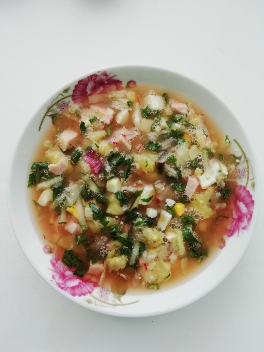 На фото окрошка на квасе