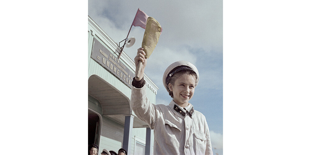 Дежурная по станции Пионерская детской железной дороги Наташа Коломиец. Хабаровск, 1960-е