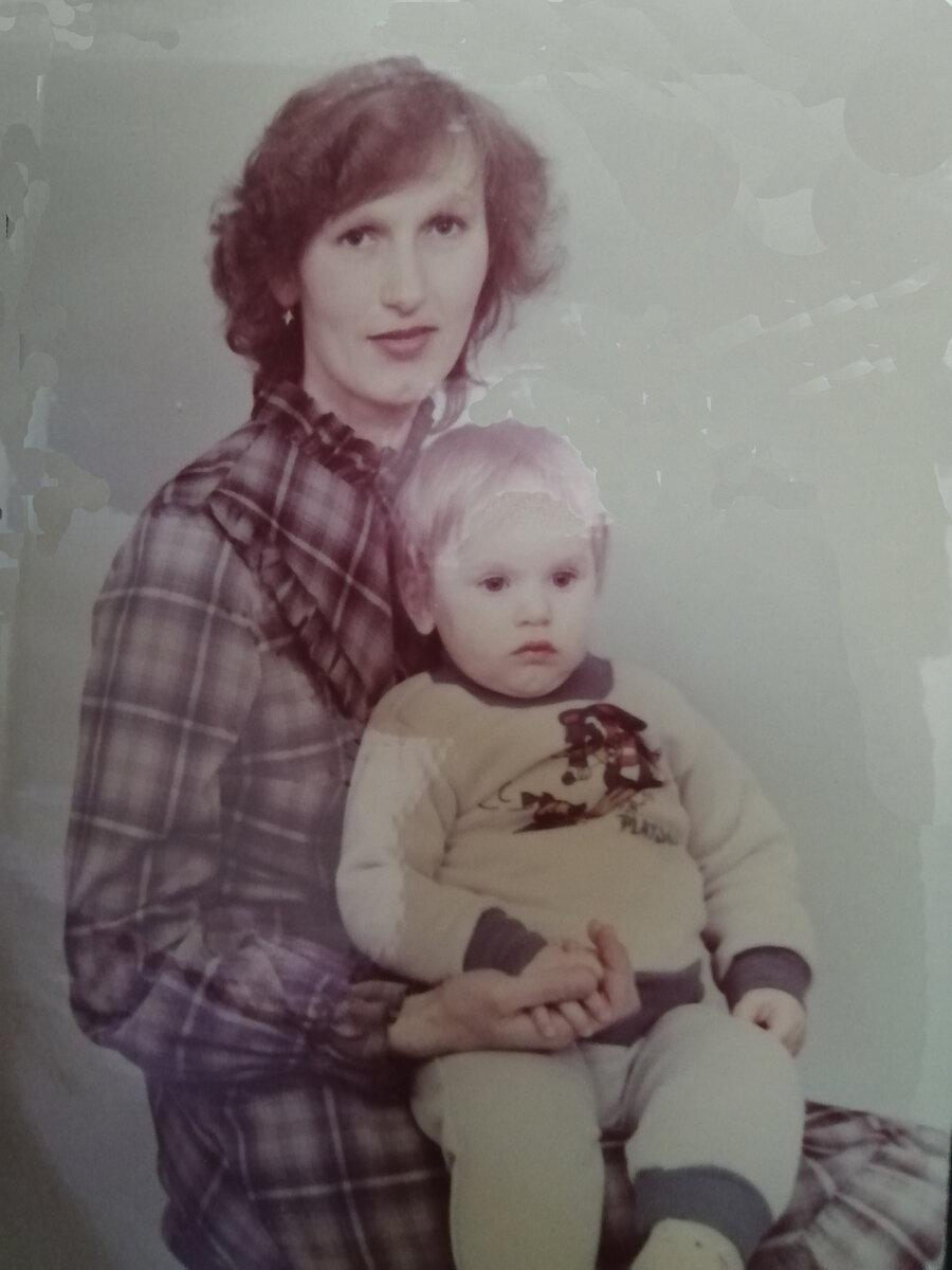 Фото подверглось воздействию лапок дочки и требует реставрации.