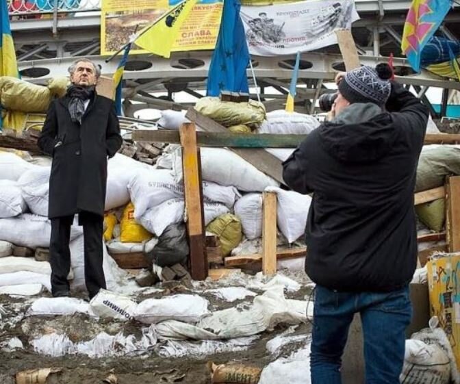 Бернар-Анри Леви позирует на Майдане в 2014 году.