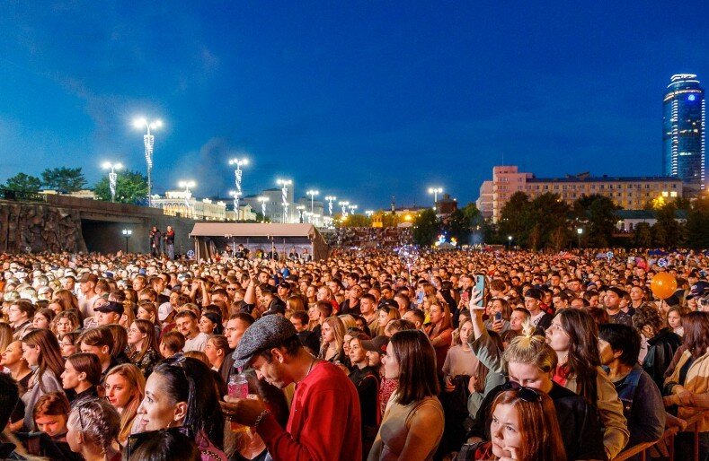 Вот так выглядело скопление народа перед сценой на Плотинке, где пела МакSим.
