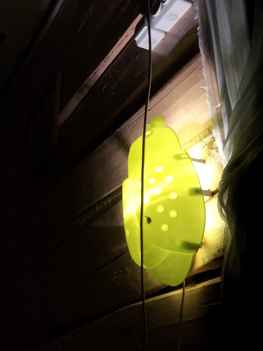 Вот такой ночничок освещает наш дачный сон.  Светильник из известного всем магазина, жаль что он от нас ушел.