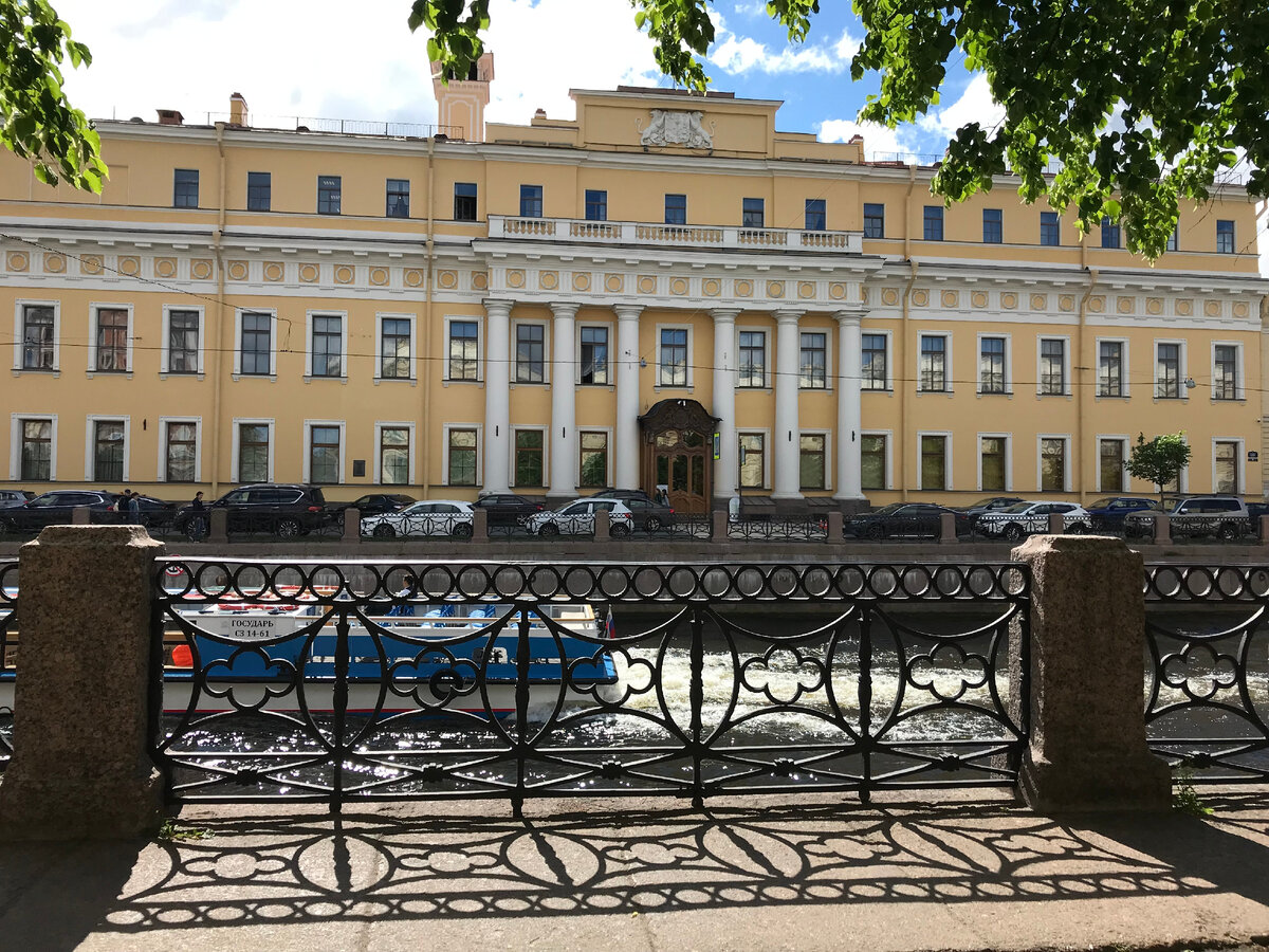 Парадный вход во дворец был с набережной Мойки. Сейчас туристы заходят со стороны улицы Декабристов (Декабристов, 21)