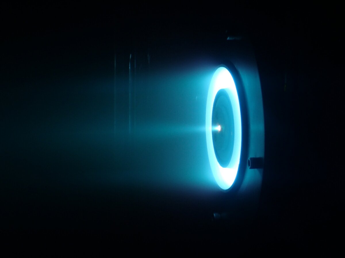 Ионный двигатель