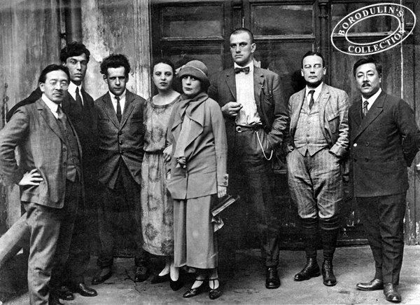 Однажды восторженная читательница пожелала увидеть своего кумира – «Ночную Фиалку». Ее воображение рисовало образ моложавой приветливой аристократки «с нежным сердцем и отпечатком тихой грусти на породистом лице». Оказалось, что «Фиалка» обитает в крайне неромантичной среде – в «меблирашке на Лиговке» с «запахом кошек и щей». Роль Фиалки успешно исполнял подвыпивший «лысый субъект» «в грязной нижней сорочке». Читательница, шокированная этой историей, «бомбой вылетела из комнаты».   

