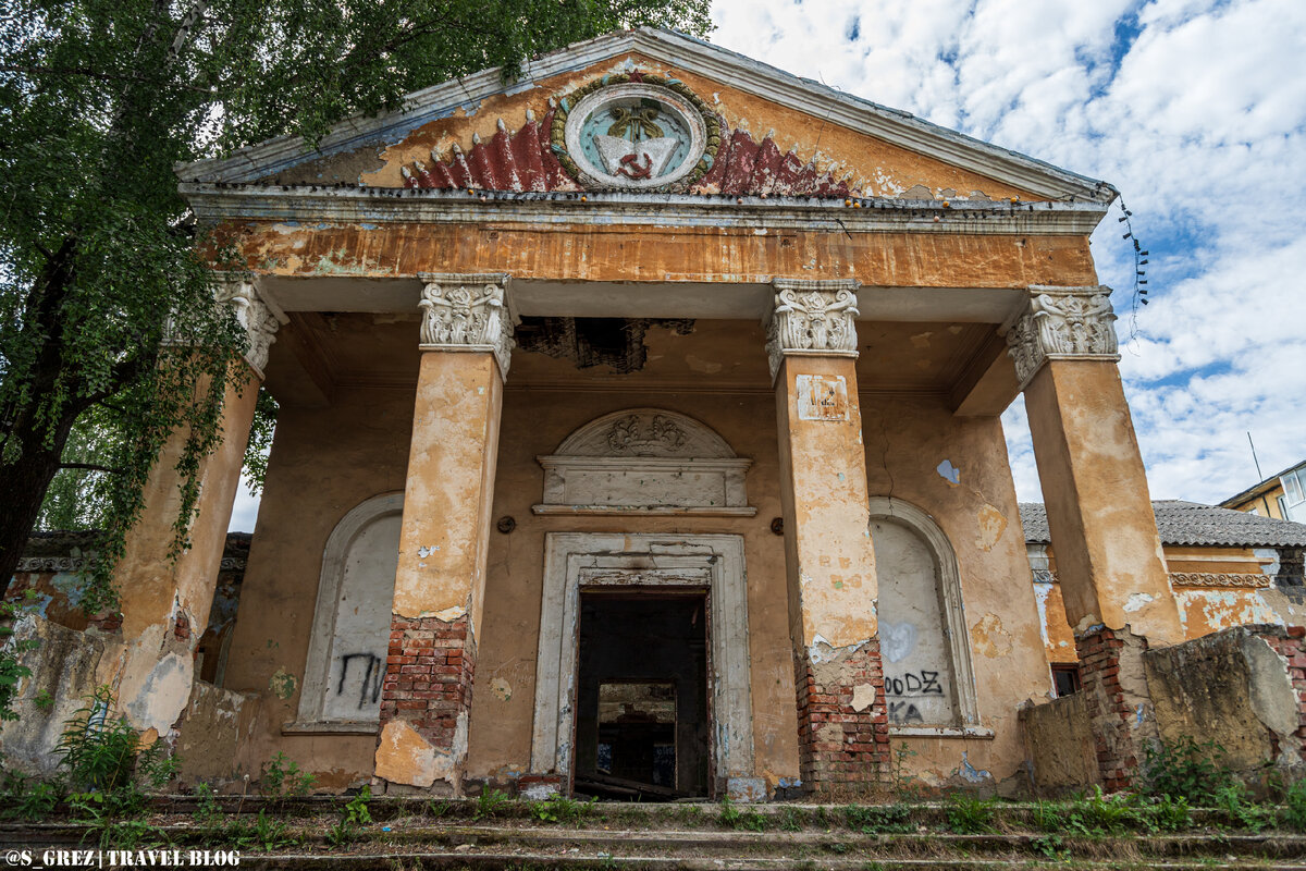 Лицевая часть здания, главный вход.