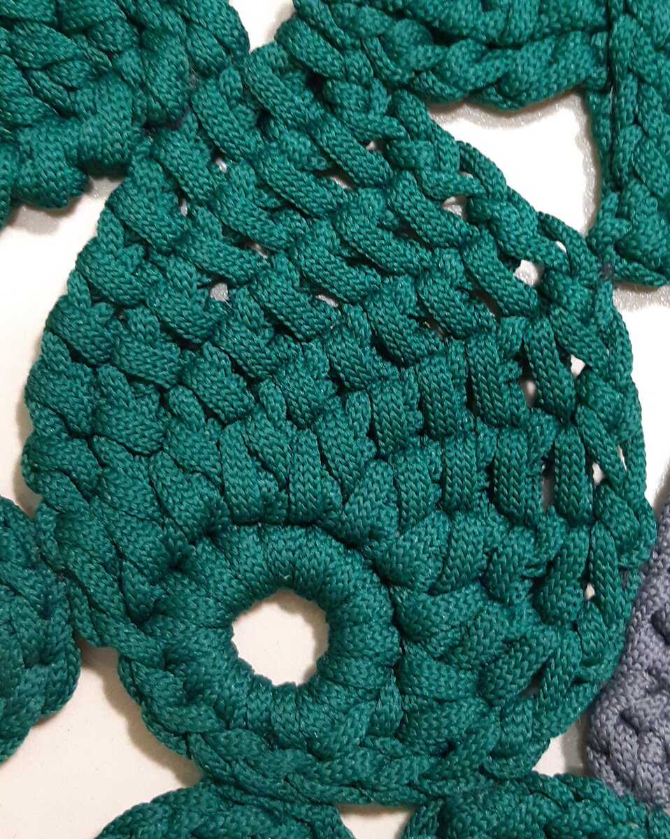 Делается скользящая петля, в нее провязывается 15 ст. б/н, первая и последняя петля соединяются при помощи соединительного столбика. Для подъема вяжется 1 воздушная петля (далее — возд.п.), далее крючок вводится за заднюю стенку петли столбика без накида, вытягивается петля, потом крючок вводится за переднюю стенку петли следующего столбика без накида, вытягивается петля. На крючке должно быть три петли, все петли на крючке провязываются по две. Далее необходимо связать 1 возд. п. для подъема, крючок ввести  вводится за заднюю стенку петли, вытянуть петлю, потом ввести за заднюю стенку следующей петли, вытянуть петлю, далее ввести за переднюю стенку петли, вытянуть петлю. Все петли на крючке провязываются по две. И таким образом вяжутся следующие ряды, всего должно быть 9 рядов. нить выводится на изнаночную сторону, припаивается и закрепляется.