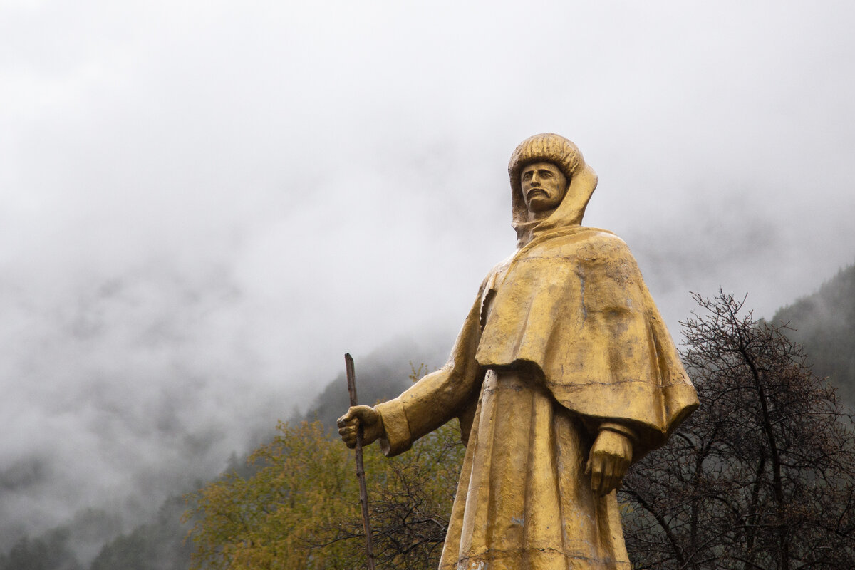 Памятник Килару Хаширову, Один из первых покорителей Эльбруса, совершивший восхождение 10 июля 1829 года, в рамках научной экспедиции генерала Эммануэля. 