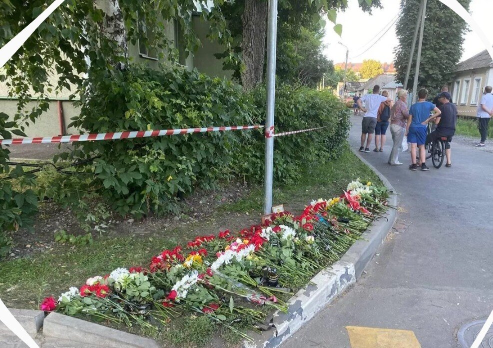 Импровизированный мемориал на пересечении улиц Маяковского и Попова в Белгороде