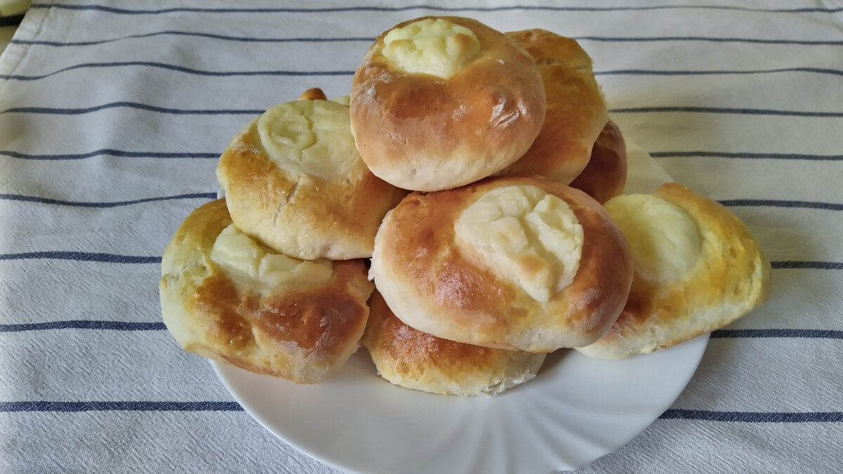 Школьная выпечка. Любитель булочек. Выпечка в школьной столовой ассортимент. Выпечка для школьной ярмарки с колбасой. Школьные булочки с сахаром