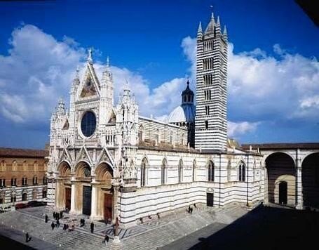 Вот он - Сиенский Кафедральный собор                                                                       (Cattedrale di Santa Maria Assunta -                                                                                       Собор Успения Пресвятой Девы Марии).