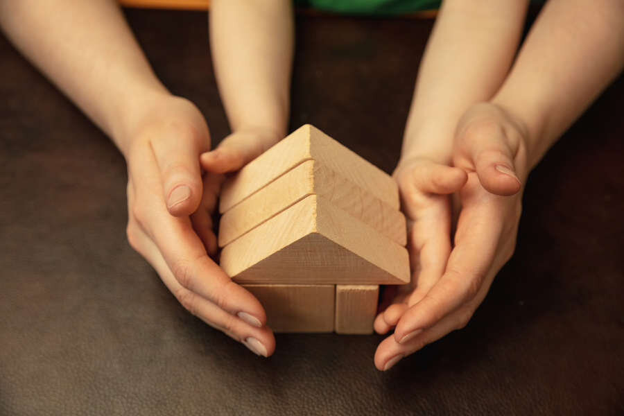 https://img.gazeta.ru/files3/642/14912642/collecting-wooden-constructor-like-house-close-up-shot-female-kid-s-hands-doing-different-things-together-family-home-education-childhood-charity-concept-mother-son-daughter_155003-354614-pic_32ratio_900x600-900x600-80514.jpg