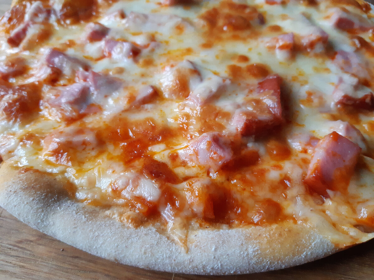 пицца с колбасой и моцареллой